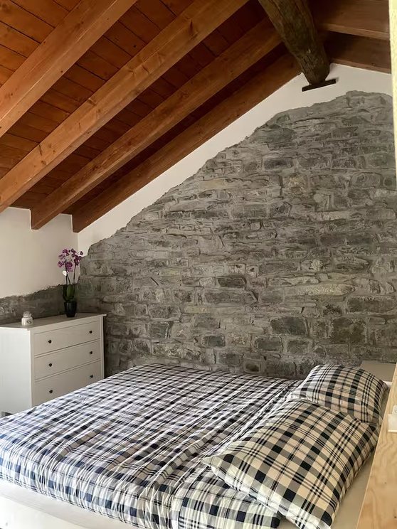 Camera sottotetto con travi in legno